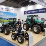 한국후계농업경영인 전국대회 전시회장 내 다양한 농기계가 전시되어 있는 모습