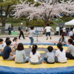 2026년 국회 봄소풍 행사 체험과 꿀팁 국회 중앙잔디광장에서 열리는 봄소풍 행사, 가족들이 돗자리에 앉아 버스킹 공연을 감상하고 아이들이 에어바운스에서 뛰어노는 모습