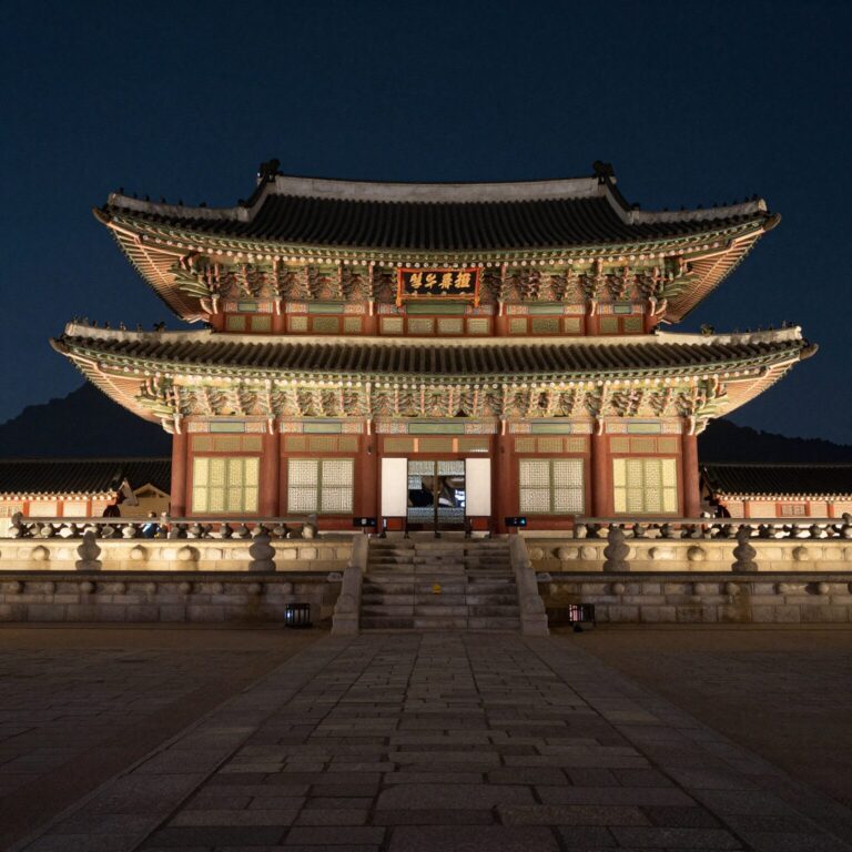 덕수궁 석조전 야간 조명이 비친 모습