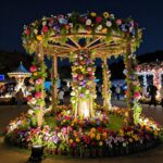 밤에 빛나는 조명과 꽃으로 장식된 김제 꽃빛드리축제 포토존