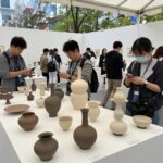 이천도자기축제 여행 계획과 현장의 모든 것 봄날 이천도자기축제 야외 전시장의 다양한 도자기 작품과 관람객들