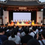 영주 한국선비문화축제 문정둔치 주 무대와 북적이는 관객들의 모습