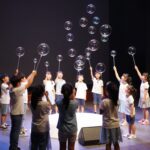 어린이 버블매직쇼 공연 아이들이 비눗방울과 마술을 보며 환호하는 모습