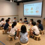 DDP 어린이 디자인 페스티벌 장난감 공원에서 아이들이 장난감을 교환하며 놀고 있는 모습