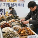 부산 기장멸치축제에서 제공되는 다양한 멸치 요리와 회 무료 시식 장면