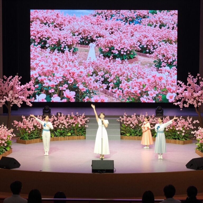 2026년 군포 철쭉축제 무대 공연 현장과 분홍빛 철쭉꽃