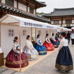 대구약령시한방문화축제 한방 전시 로드와 체험 부스가 있는 골목 풍경