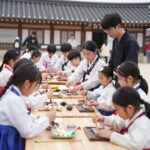 홍성 역사인물축제에서 아이들이 전통 갓 만들기 체험을 하는 모습