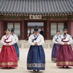 조선 왕실 종묘대제 제례 의식 진행 장면, 정전 앞에서 제관과 일무 공연이 펼쳐지는 모습