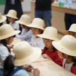 국립농업박물관 어린이날 행사에서 아이들이 밀짚모자 꾸미기 체험을 즐기는 모습