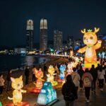 부산 해운대 해변가를 따라 펼쳐진 화려한 연등 퍼레이드 야경