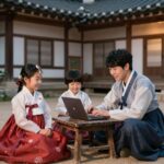 산청 동의보감촌에서 가족이 챗봇 미션을 수행하며 웃고 있는 모습