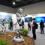 킨텍스에서 열리는 2026 과학축제의 다양한 체험존 모습, AI로봇과 VR 체험하는 방문객들