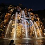 강원도 원주 소금산 그랜드밸리 나오라쇼 야간 공연 장면, 암벽과 분수의 화려한 조명