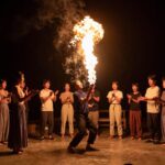 밤에 빛나는 남강 의암 배경과 실경 역사 뮤지컬 의기 논개 공연 장면, 배우들의 연기와 불꽃 특수효과가 어우러진 장관