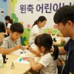 원주 어린이날 큰잔치 체험 부스에서 아이가 페이스 페인팅을 받고 있는 모습