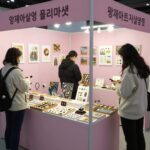 양재아트살롱 플리마켓 핑크색 부스와 다양한 수공예품 진열