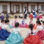 한복을 입고 전통 놀이를 즐기는 아이들이 참여한 영주 어린이 선비축제의 생생한 현장 모습