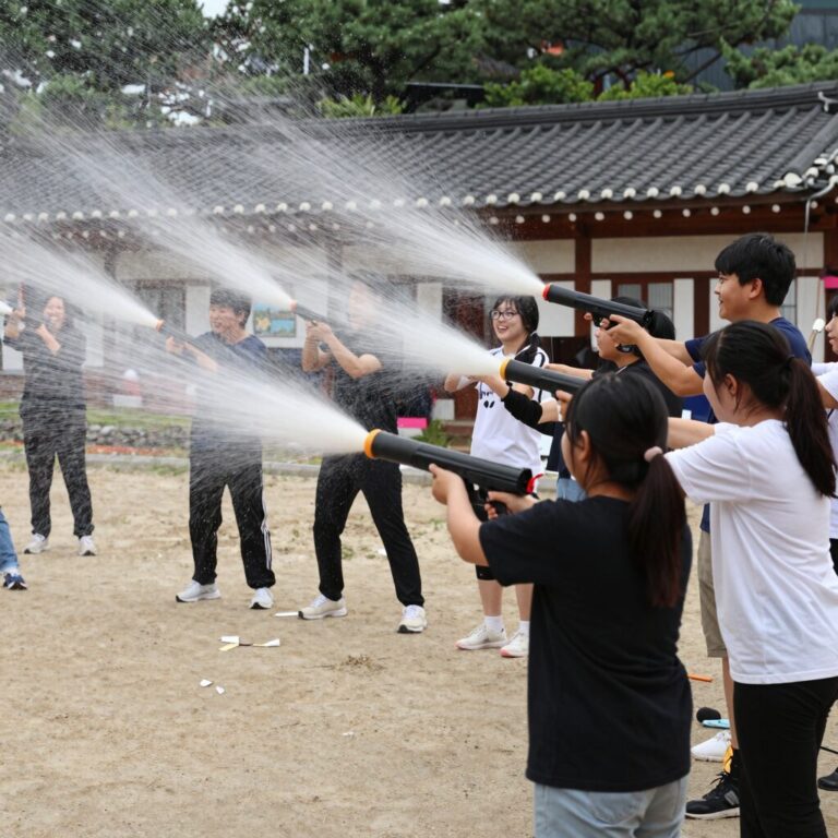 춘천마임축제 개막난장 아 수라장에서 아이들과 어른들이 물총을 뿌리며 웃고 있는 모습