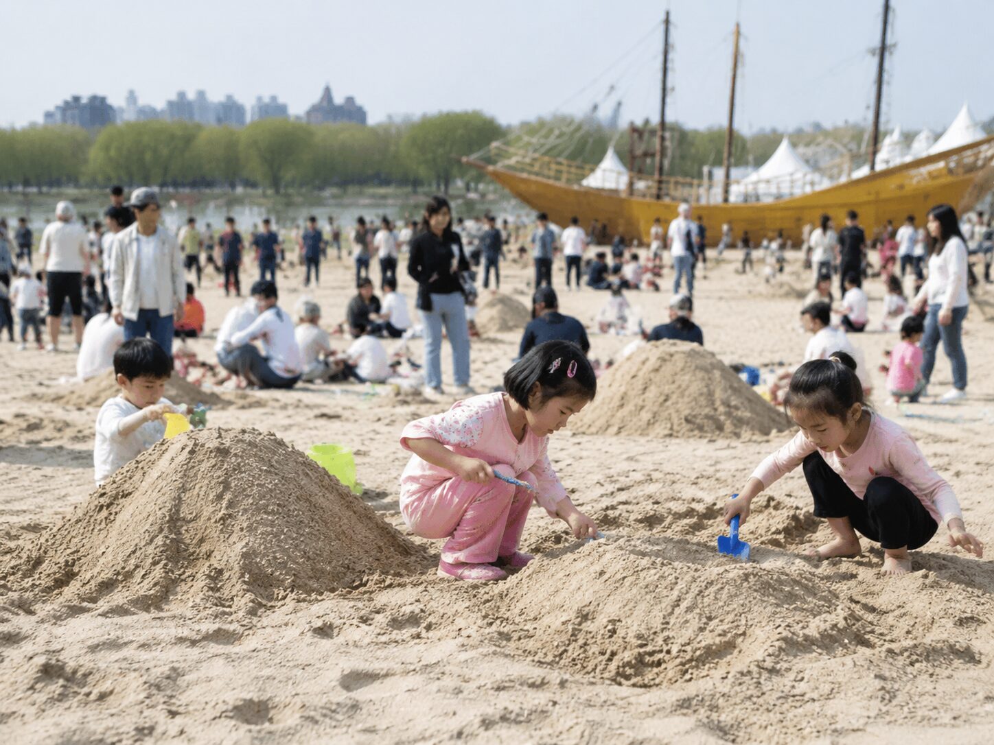 화성 뱃놀이 축제 모래 놀이터에서 아이들이 놀이하는 모습