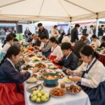 부산세계시민축제에서 다양한 국가의 전통 음식을 즐기는 모습