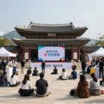 서울광장에서 열리는 중앙아시아 봄맞이축제의 부스와 무대 전경
