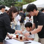 경춘선 공릉숲길 커피축제에서 아이와 부모가 드립백 만들기를 체험하는 모습