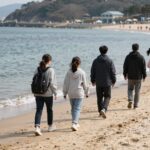 광안리 해수욕장에서 진행되는 가족걷기 축제, 참가자들이 해변을 따라 걷는 모습
