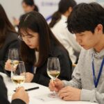영동 와인축제에서 젊은 남녀가 와인글라스 꾸미기 체험을 즐기고 있는 모습