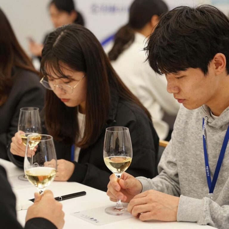 영동 와인축제에서 젊은 남녀가 와인글라스 꾸미기 체험을 즐기고 있는 모습