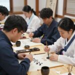 예산 국가유산 야행 프로그램 중 하나인 전통 인장 만들기 체험을 즐기는 사람들