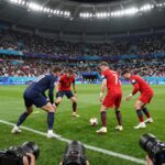 뉴질랜드와 벨기에의 2026 북중미 월드컵 경기 장면, 크리스 우드가 제공권을 활용하고 벨기에 수비가 대비하는 모습