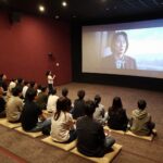 2026 부산푸드필름페스타 즐기는 방법과 상영작 소개 부산 영화의전당 빅 루프 야외극장에서 많은 관객이 돗자리에 앉아 영화를 보고 있는 모습