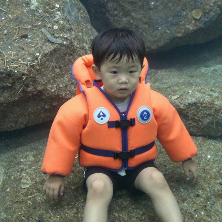 아동 구명조끼 넥튜브 착용 모습