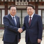 조성현 대령이 이재명 대통령과 악수하고 있는 모습