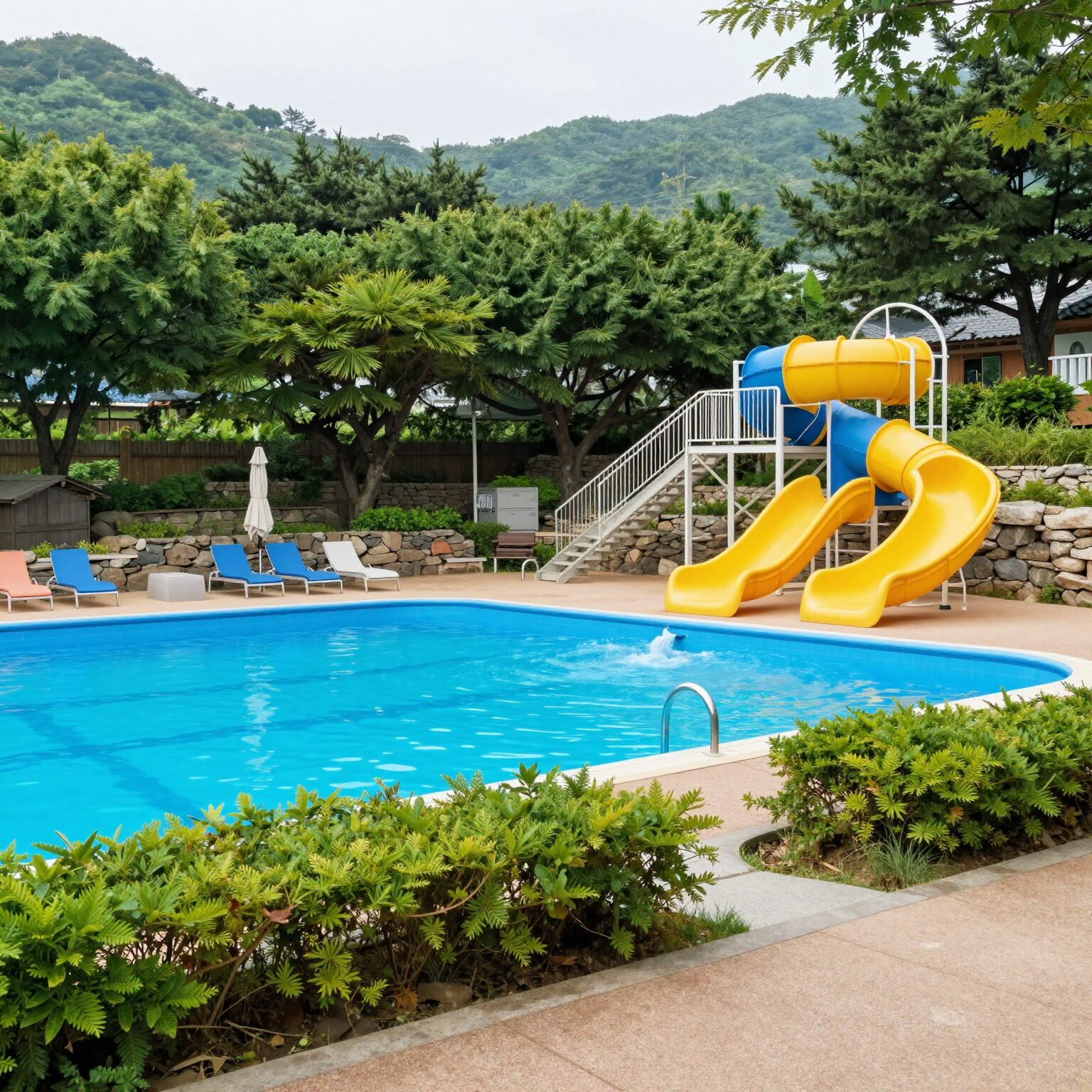 아산 강당골 소풍펜션 5번 평상에서 바라본 수영장과 미끄럼틀 모습
