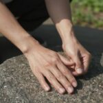 햇볕 아래 그늘에서 휴식하는 사람과 땀을 닦는 손, 일사병과 열사병 차이를 설명하는 이미지