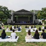 2026 부산 원아시아 페스티벌 파크 콘서트 핵심 정보 화명생태공원 파크 콘서트 무대와 잔디밭에서 돗자리를 펴고 앉은 관람객들의 모습