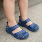 아이에게 딱 맞는 어린이 아쿠아 슈즈 아이 발에 잘 맞는 어린이 아쿠아 슈즈 착용 모습