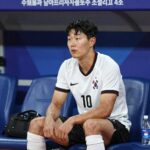 한국과 남아프리카공화국의 월드컵 조별리그 A조 최종전 경기 장면, 손흥민이 벤치에서 경기를 지켜보는 모습