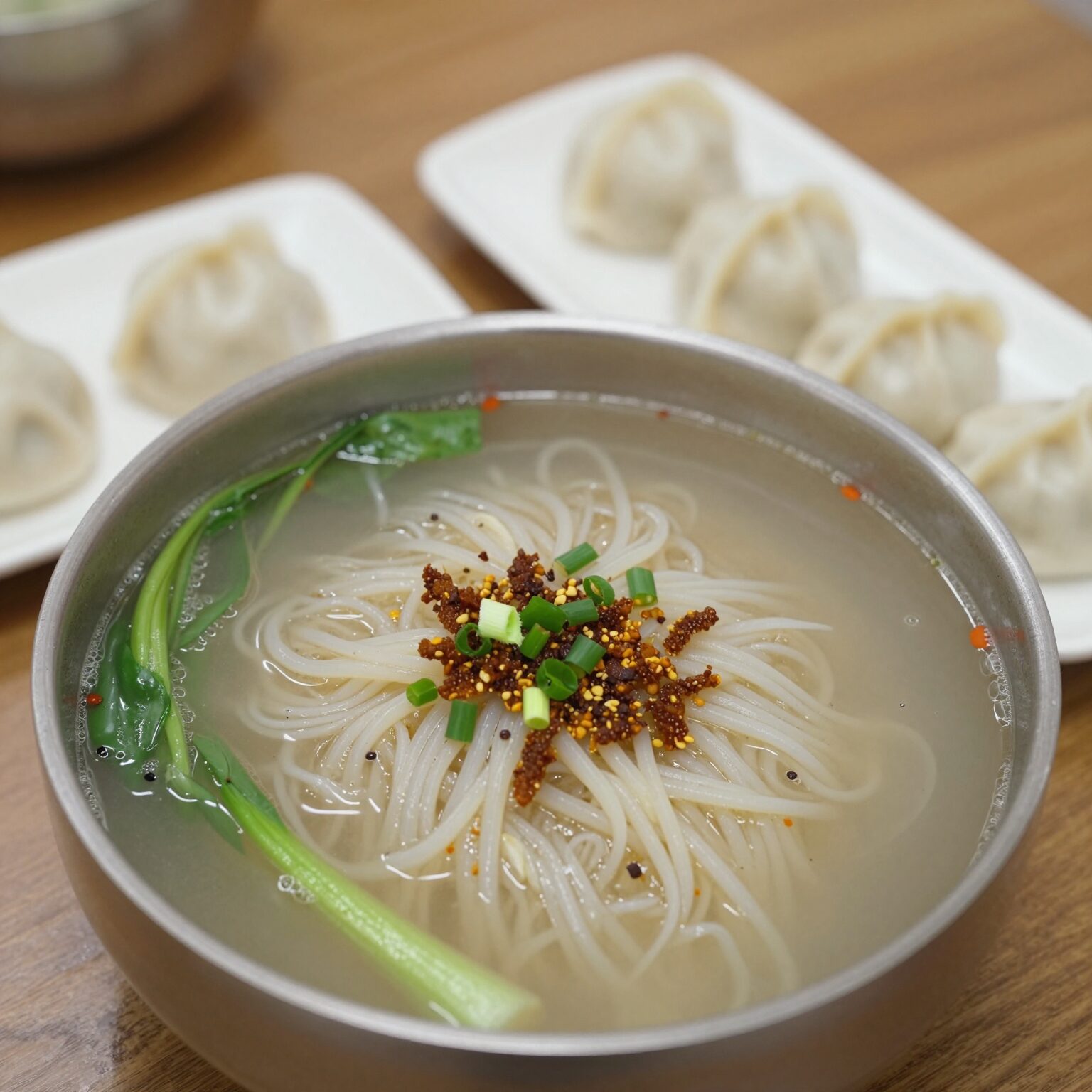 미사리밀빛초계국수 본점에서 맛본 시원한 초계국수와 비빔국수, 메밀만두가 담긴 테이블 사진