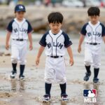 MLB키즈 주니어 래쉬가드 세트를 입고 해운대에서 물놀이하는 아이