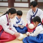 2026 서울국악축제 즐기기 위한 모든 정보 서울국악축제에서 가족이 함께 전통 호패 만들기 체험을 즐기고 있는 모습