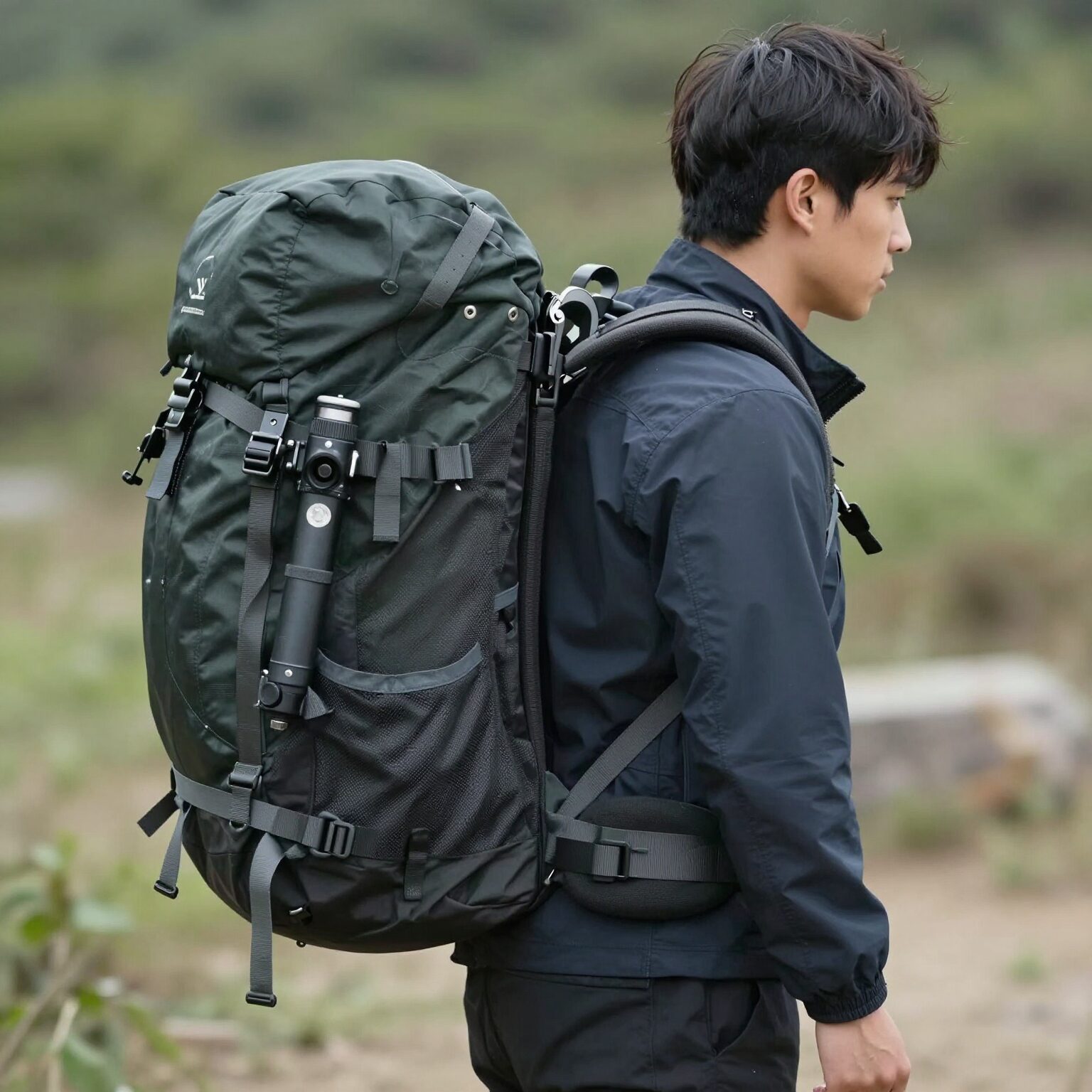 배낭에 물총을 스트랩으로 단단히 고정한 모습