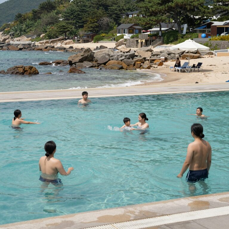 여수 개인 수영장 펜션에서 바다를 바라보며 물놀이하는 모습