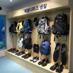 비발디파크 오션월드 아쿠아슈즈 준비법 비발디파크 렌탈샵 보스 내부에서 아쿠아슈즈와 구명조끼가 진열된 모습