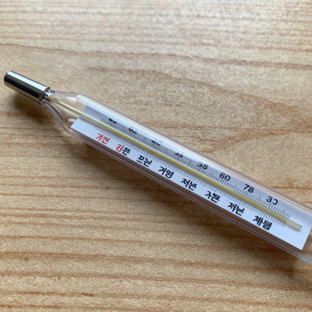 급격히 오른 체온을 보여주는 체온계 사진