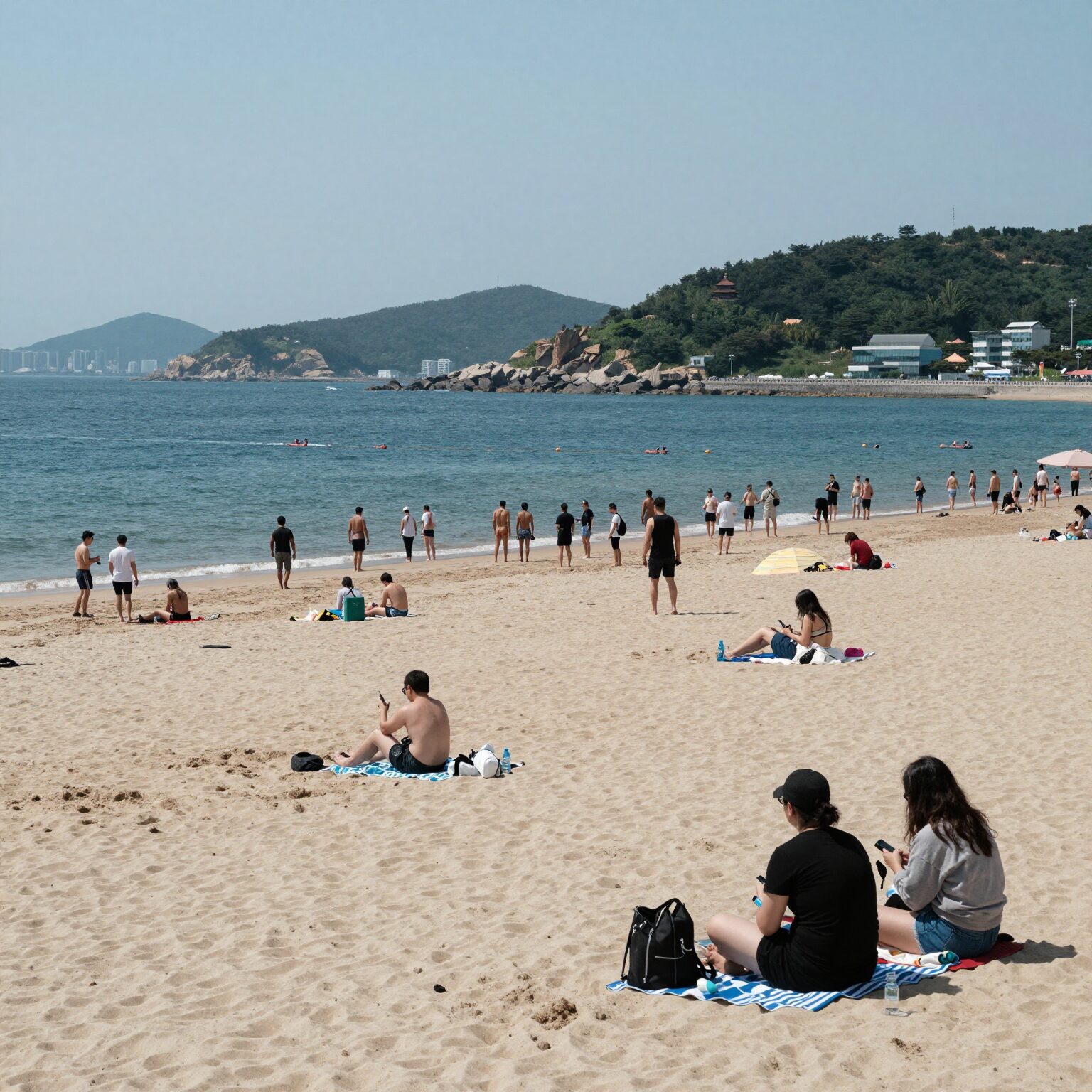 인천 왕산해수욕장 백사장과 바다 풍경, 해수욕장 개장일 이후 많은 피서객들이 즐기고 있는 모습