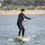 한강 웨이크보드 강습 초보자도 성공한 후기 한강 웨이크보드 강습 중 초보자가 보트 줄을 잡고 일어서는 모습