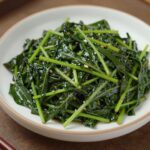 깻잎순 요리 향긋한 밑반찬 만들기 깻잎순 나물 볶음 완성 접시에 담긴 모습